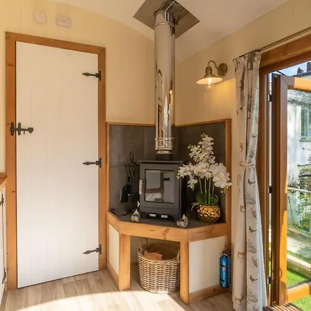 別荘 Honey Bee Shepherd's Hut - With Woodfired Hot Tub ホークスヘッド