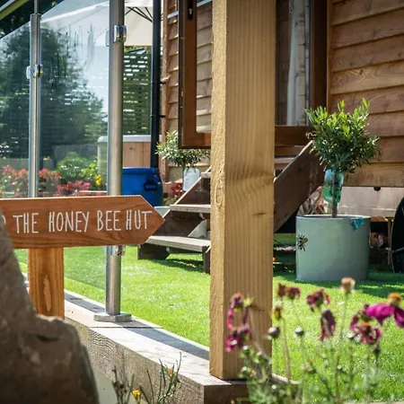 Honey Bee Shepherd's Hut - With Woodfired Hot Tub 別荘 *