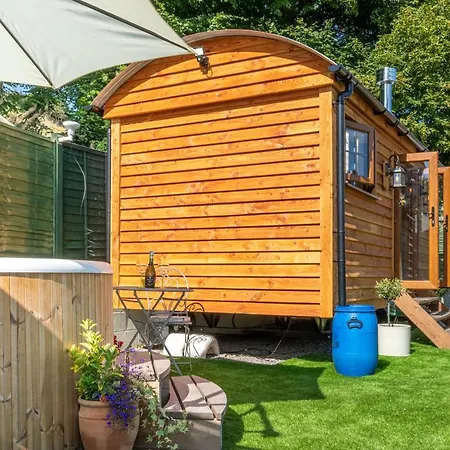 Honey Bee Shepherd's Hut - With Woodfired Hot Tub *