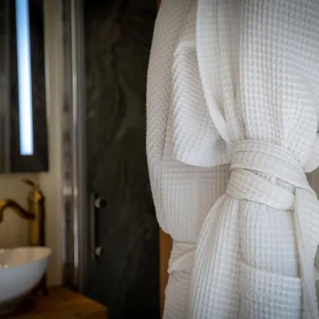 Honey Bee Shepherd's Hut - With Woodfired Hot Tub 別荘 *