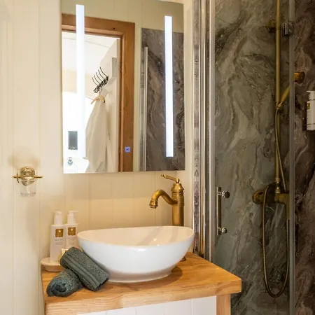 別荘 Honey Bee Shepherd's Hut - With Woodfired Hot Tub *