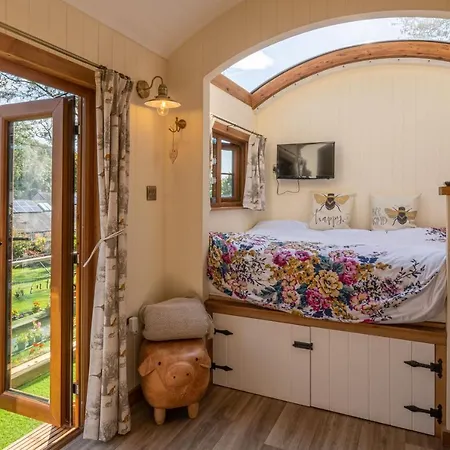 Honey Bee Shepherd's Hut - With Woodfired Hot Tub Tatil Evi Hawkshead