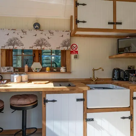 別荘 Honey Bee Shepherd's Hut - With Woodfired Hot Tub ホークスヘッド