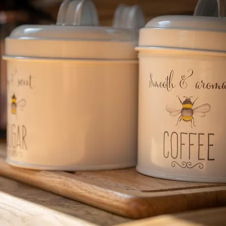 Honey Bee Shepherd's Hut - With Woodfired Hot Tub Дом отдыха