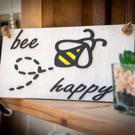 Honey Bee Shepherd's Hut - With Woodfired Hot Tub * Хоуксхед