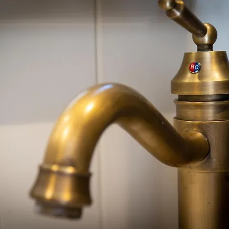 Honey Bee Shepherd's Hut - With Woodfired Hot Tub Hawkshead