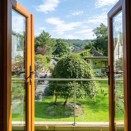 Honey Bee Shepherd's Hut - With Woodfired Hot Tub