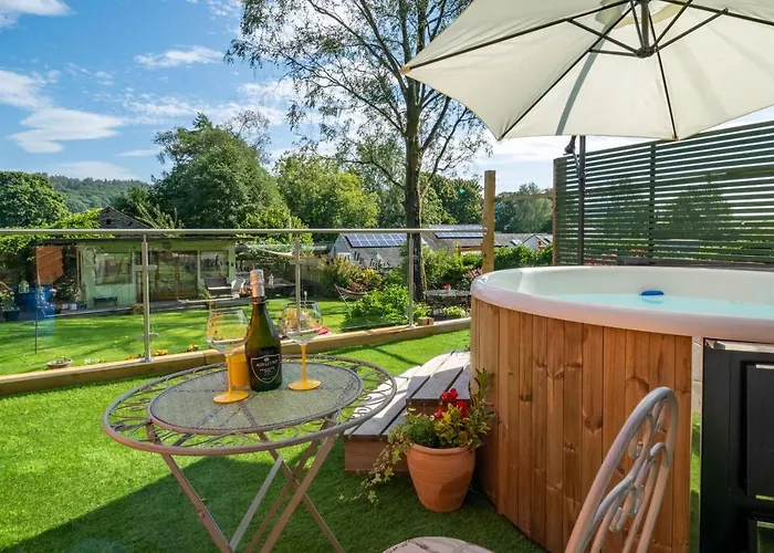 Honey Bee Shepherd's Hut - With Woodfired Hot Tub Дом отдыха