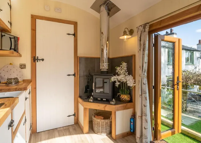 Дом отдыха Honey Bee Shepherd's Hut - With Woodfired Hot Tub Хоуксхед