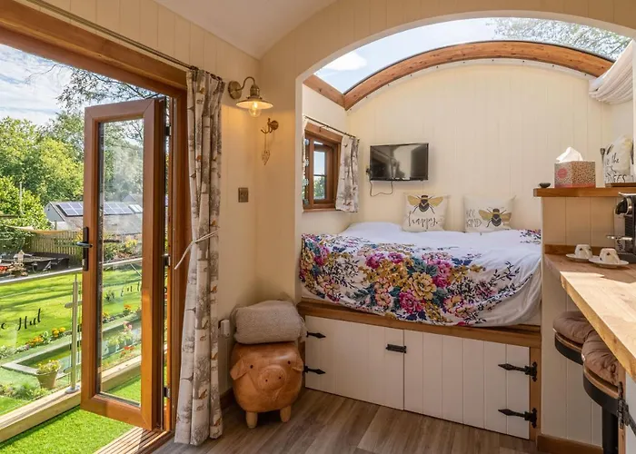Honey Bee Shepherd's Hut - With Woodfired Hot Tub Дом отдыха Хоуксхед