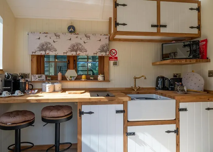 Дом отдыха Honey Bee Shepherd's Hut - With Woodfired Hot Tub Хоуксхед