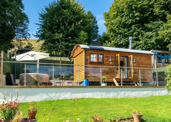 Дом отдыха Honey Bee Shepherd's Hut - With Woodfired Hot Tub