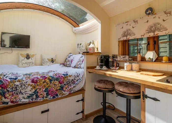 Дом отдыха Honey Bee Shepherd's Hut - With Woodfired Hot Tub *