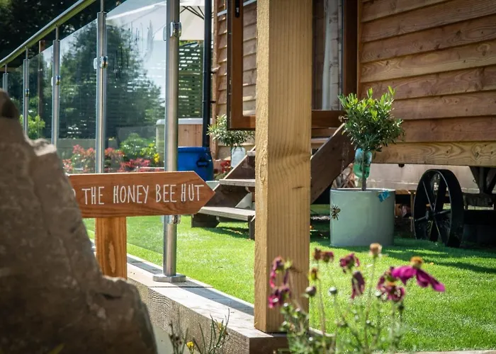 Honey Bee Shepherd's Hut - With Woodfired Hot Tub Дом отдыха *