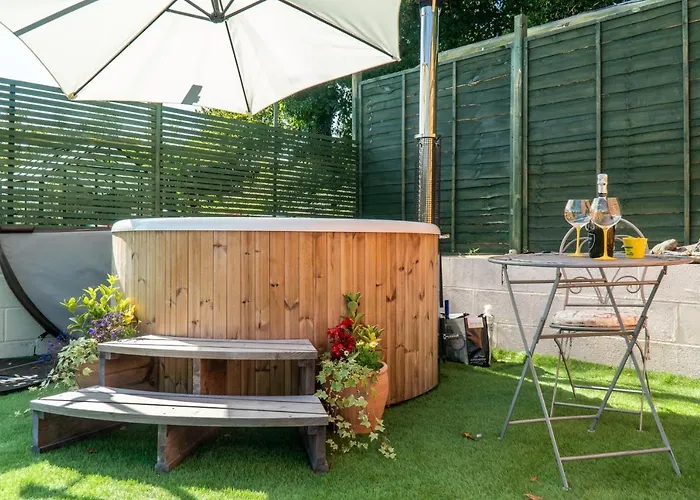 Дом отдыха Honey Bee Shepherd's Hut - With Woodfired Hot Tub