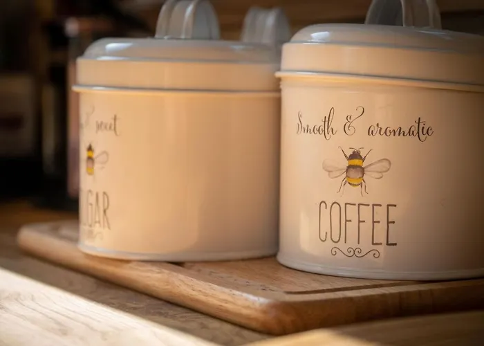 Honey Bee Shepherd's Hut - With Woodfired Hot Tub Дом отдыха