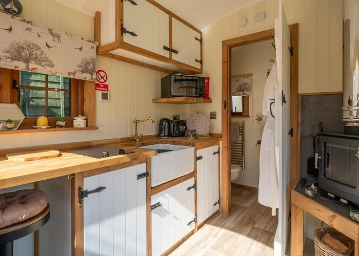 Дом отдыха Honey Bee Shepherd's Hut - With Woodfired Hot Tub *