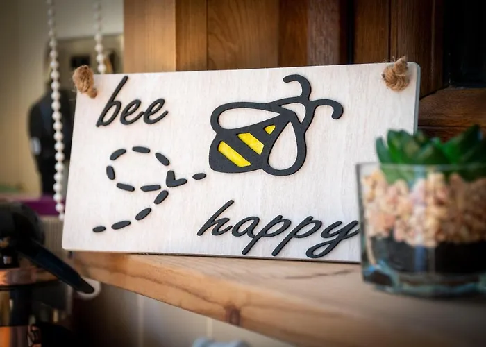 Honey Bee Shepherd's Hut - With Woodfired Hot Tub * Хоуксхед