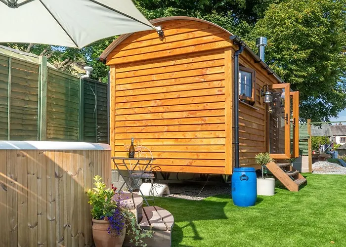 Honey Bee Shepherd's Hut - With Woodfired Hot Tub *
