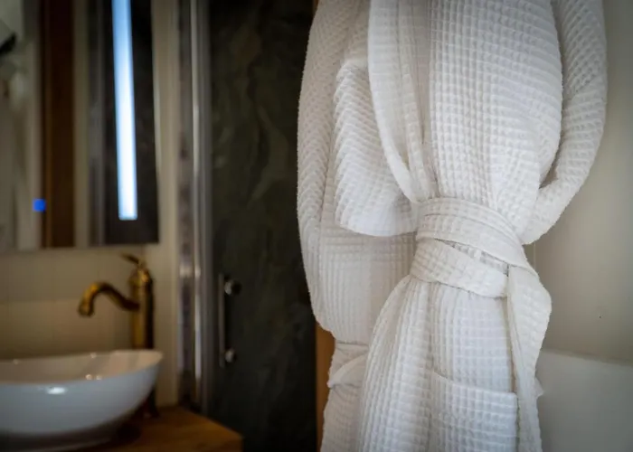 Honey Bee Shepherd's Hut - With Woodfired Hot Tub Дом отдыха *