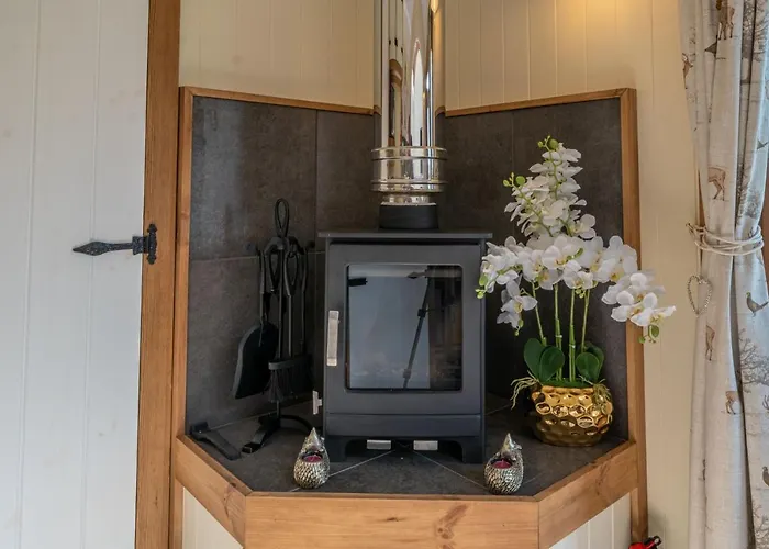 Дом отдыха Honey Bee Shepherd's Hut - With Woodfired Hot Tub