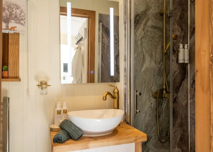 Дом отдыха Honey Bee Shepherd's Hut - With Woodfired Hot Tub *