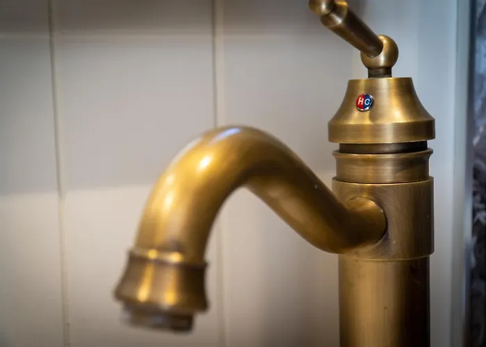 Honey Bee Shepherd's Hut - With Woodfired Hot Tub Хоуксхед