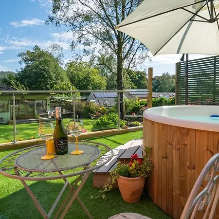 Honey Bee Shepherd's Hut - With Woodfired Hot Tub Vakantiehuis