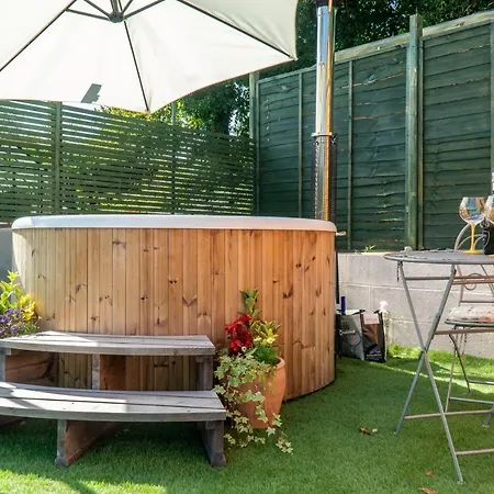 Vakantiehuis Honey Bee Shepherd's Hut - With Woodfired Hot Tub